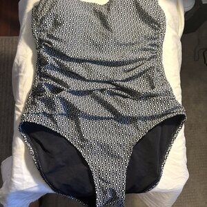 Share DKNY Ladies Strapless one piece Swimsuit Bandeau Maillot Size S Black/Whit